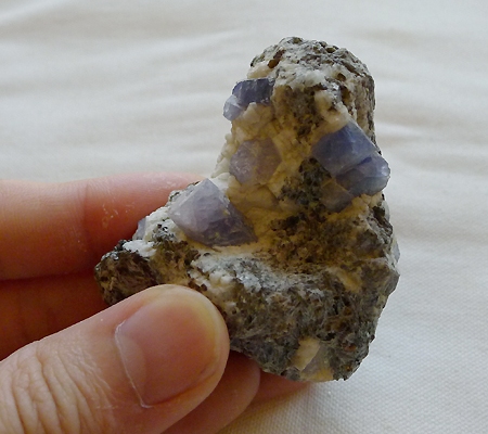 ヒマラヤ産サファイア原石001 カンチェンジュンガ産の母岩付き